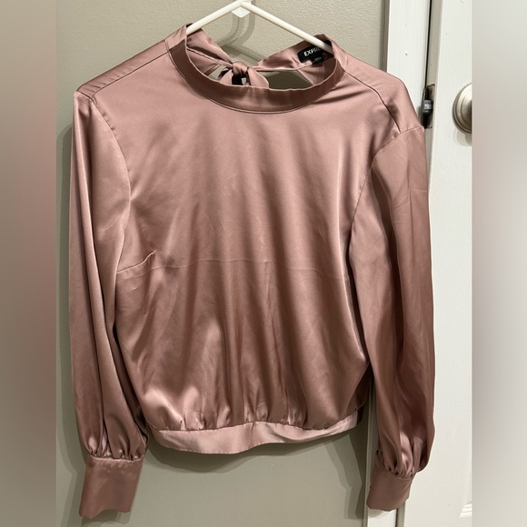 Express Cropped Blouse with Partial Open Back - Picture 2 of 9